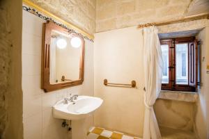 Ένα μπάνιο στο Traditional Maltese Villa with Pool & Jacuzzi