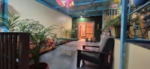 une pièce avec des plantes, une table et une porte dans l'établissement Ashok Villa, à Mount Âbû