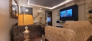 Μια τηλεόραση ή/και κέντρο ψυχαγωγίας στο Goldcrest Hotel Apartments