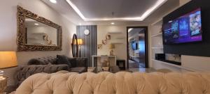 Μια τηλεόραση ή/και κέντρο ψυχαγωγίας στο Goldcrest Hotel Apartments