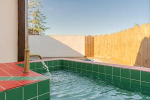 Bazén v ubytování Jeju Stay Hyun nebo v jeho okolí