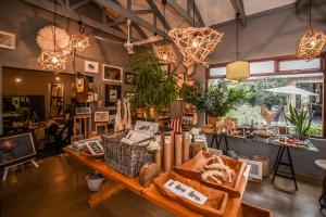 En restaurant eller et andet spisested på Luxury Private Villa - Golf Estate & Leisure