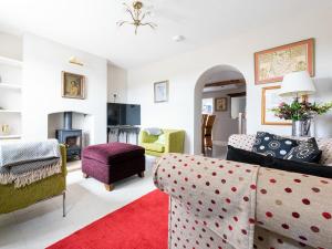 Easton on the HillRed Kite Cottage的带沙发和壁炉的客厅