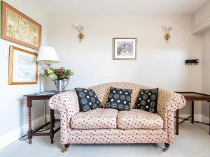 Easton on the HillRed Kite Cottage的客厅里的沙发上放着枕头