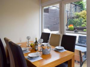 CeresにあるMorrice Houseの木製のテーブルと椅子、そしてワインのボトル