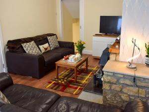 CeresにあるMorrice Houseのソファとテーブルのあるリビングルーム