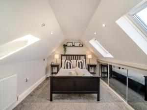 Ferndale Bungalow في Hambleton: غرفة نوم علوية بها سرير ومنافذ +9 صور