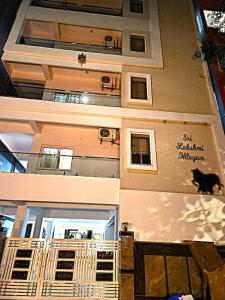 un chat est assis sur le côté d'un bâtiment dans l'établissement Just Launched Cute Studio 2 BHK Flats in Kondpur Near Botanical Garden & Sarath City Capital Mall, à Kondapur