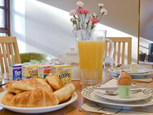 Penbrynにあるザ グラナリーのパン皿とオレンジジュースのピッチャー +8枚の写真