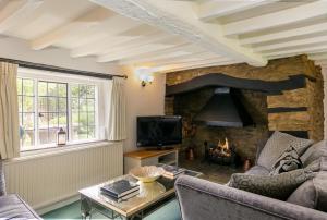 ein Wohnzimmer mit Couch und Kamin in der Unterkunft Beautiful 5-Bedroom Home with Cinema & Games Room 