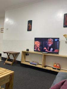 Μια τηλεόραση ή/και κέντρο ψυχαγωγίας στο Tulivu house