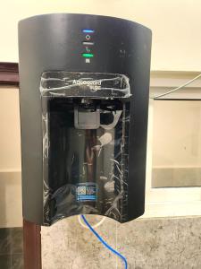 un four à micro-ondes noir avec un cordon branché dedans dans l'établissement Just Launched Cute Studio 2 BHK Flats in Kondpur Near Botanical Garden & Sarath City Capital Mall, à Kondapur