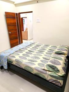 une chambre avec un lit dans une pièce dans l'établissement Just Launched Cute Studio 2 BHK Flats in Kondpur Near Botanical Garden & Sarath City Capital Mall, à Kondapur