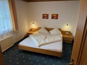 a bedroom with a bed with two nightstands and a bed sidx sidx sidx at Schönmoosalm - Four-Bedroom Standard Apartment in Krimml