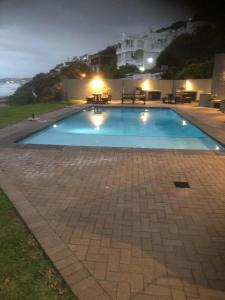 Bazén v ubytování Shells Comfy on-the-beach Hideaway nebo v jeho okolí