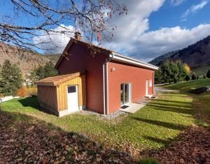 Nespecifikovaný výhled na hory nebo výhled na hory při pohledu z prázdninového domu