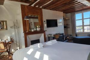 オンフルールにあるChambres Houdailleのリビングルーム(白いテーブル、暖炉付)