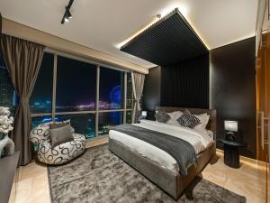 Ένα ή περισσότερα κρεβάτια σε δωμάτιο στο MegaLuxury Beachfront with Panoramic Ain Dubai Views in JBR, Sleep 12