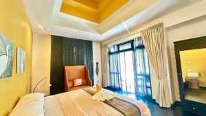 une chambre avec un grand lit et une fenêtre dans l'établissement Montra Resort, à Nathon Bay