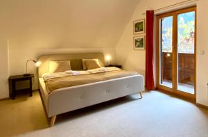 ein Schlafzimmer mit einem großen Bett mit Fenster in der Unterkunft Chalet Fisherman's Cottage in Bohinj