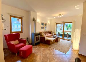 ein Wohnzimmer mit Sofa und Fernseher in der Unterkunft Chalet Fisherman's Cottage in Bohinj