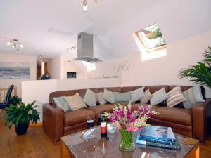 ein Wohnzimmer mit Sofa und Tisch in der Unterkunft The Hayloft in Walton West