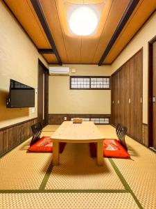a conference room with a table and two chairs at Ryokan YUFUMOMIJI in Yufuin
