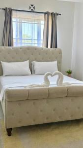 Ένα ή περισσότερα κρεβάτια σε δωμάτιο στο Alvy 2bedroom apartment