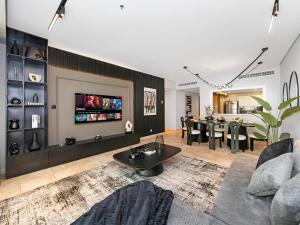 Μια τηλεόραση ή/και κέντρο ψυχαγωγίας στο MegaLuxury Beachfront with Panoramic Ain Dubai Views in JBR, Sleep 12