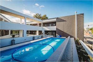 Φωτογραφία από το άλμπουμ του George City Centre Stunning Mountain views σε George