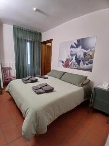 Civita CampomaranoCasa Cuoco的卧室里有一张大床，床上铺着毛巾。