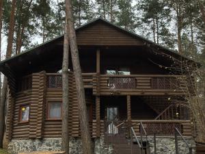 a log cabin in the woods with trees at Готельно-ресторанний комплекс Загадка in Khmelʼnytsʼkyy