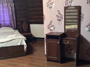a bedroom with a bed and a mirror at Готельно-ресторанний комплекс Загадка in Khmelʼnytsʼkyy