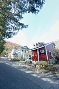 a row of houses on the side of a street at やまぽっちYamapochi Cottage in Hakuba