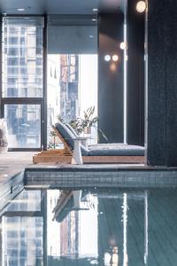 メルボルンにあるThe Meow Empire Cat-Themed Stay with Cityview Poolの街の景色を望む建物内のプール