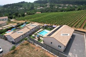 Bazén v ubytování En Ardèche, maison de vacances l'Odyssée climatisée avec sa piscine privée et chauffée nebo v jeho okolí