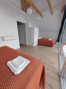 Ένα ή περισσότερα κρεβάτια σε δωμάτιο στο Willa Biały Dereń z balią na wyłączność