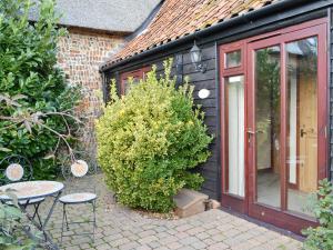 Κήπος έξω από το Basil - E4325