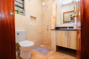 un bagno con un water bianco e un lavandino di South suits furnished apartments a Nairobi