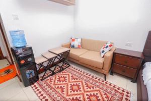 un soggiorno con un divano e un tappeto di South suits furnished apartments a Nairobi