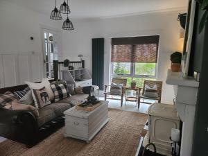 ウォーターフォードにあるFaithlegg Hotel Lodgeのソファとテーブルのあるリビングルーム