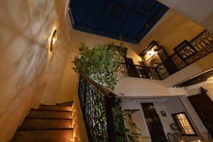 eine Treppe in einem Gebäude mit einer Anlage in der Unterkunft Riad Privé Dar El Khamsa-Petit Dej inclus in Marrakesch