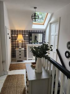 ウォーターフォードにあるFaithlegg Hotel Lodgeの花瓶をテーブルに並べた廊下