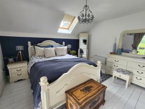 ウォーターフォードにあるFaithlegg Hotel Lodgeの大きなベッドと鏡のある寝室 +48枚の写真