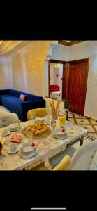 een woonkamer met een tafel met eten erop bij Marrakech in Marrakesh