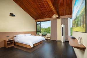 Postel nebo postele na pokoji v ubytování Moonlit Cloud Inn Hotel, Yangshuo County