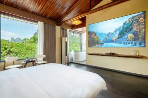 TV a/nebo společenská místnost v ubytování Moonlit Cloud Inn Hotel, Yangshuo County