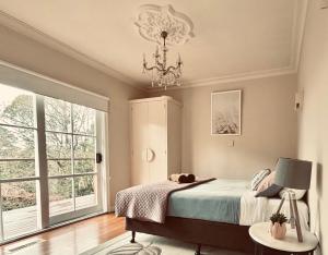 Giường trong phòng chung tại Secluded Villa with Lush Gardens, Spa and Fireplace