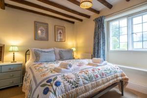 Voodi või voodid majutusasutuse Beautiful 2 Bedroom Cottage in the Cotswolds toas