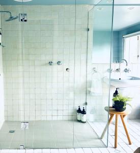 Phòng tắm tại Secluded Villa with Lush Gardens, Spa and Fireplace